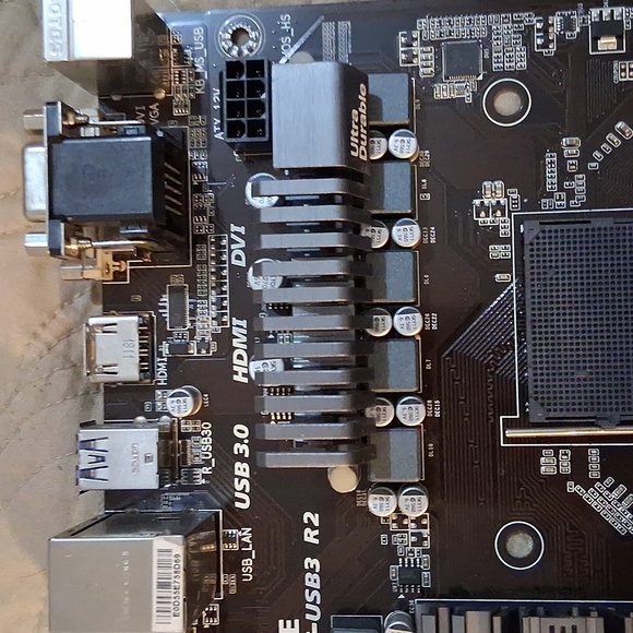 GIGABYTE GA-78LMT-USB3 R2 Motherboard - Picture 4 of 7